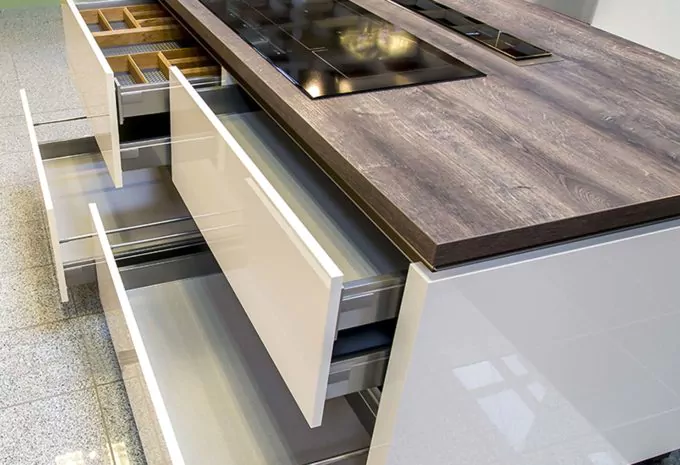 Detailaufnahme offene Schubladen