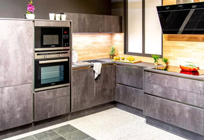 dunkel marmorierte Küche mit Holzakzenten